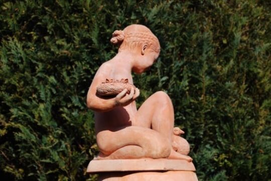 Staty terracotta Bambina Con Uccelini frosttålig Italiensk Impruneta terracotta