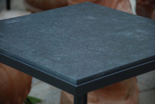 Cadabra RenässansTM bord i Italienskt smide med bortsad granit nero assoluto