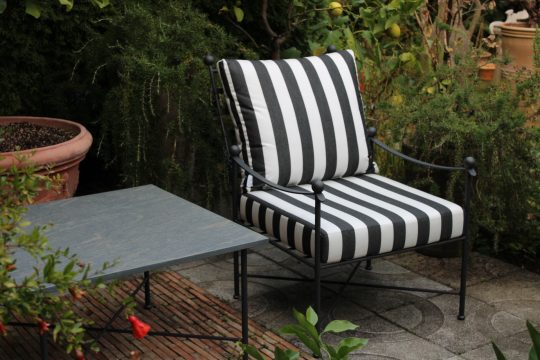 Utemöbler lounge smidesmöbler randigt tyg Medici