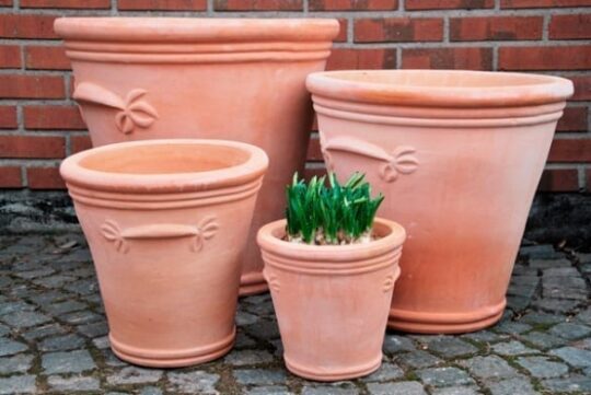 Stor terrakottakruka Vaso Mano patineras snabbt naturligt och vackert
