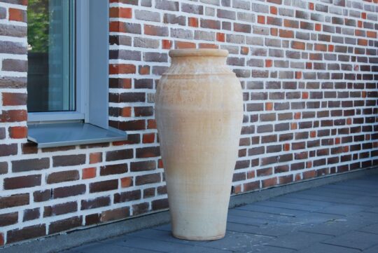 Bottle höga handdrejade frostsäkra urnor och kärl i terrakotta från KretaII