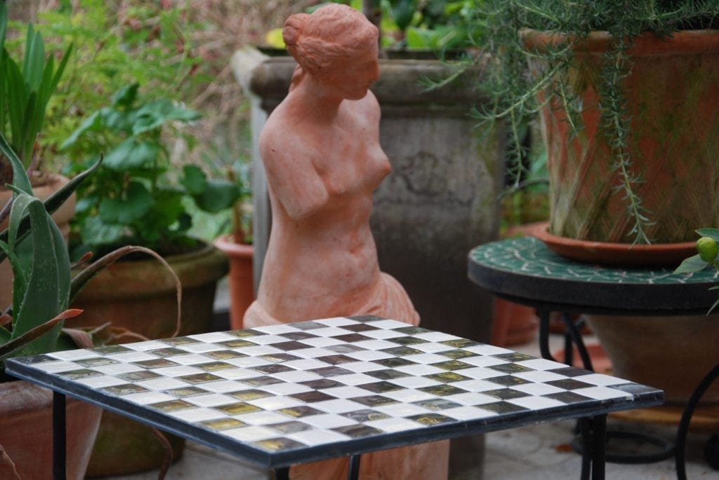 Chess Italienskt mosaikbord uterum och uteplats interior garden design