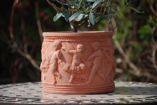 Italienska terracottakrukor Cylindro con putti snygga terrakottakrukor från Impruneta