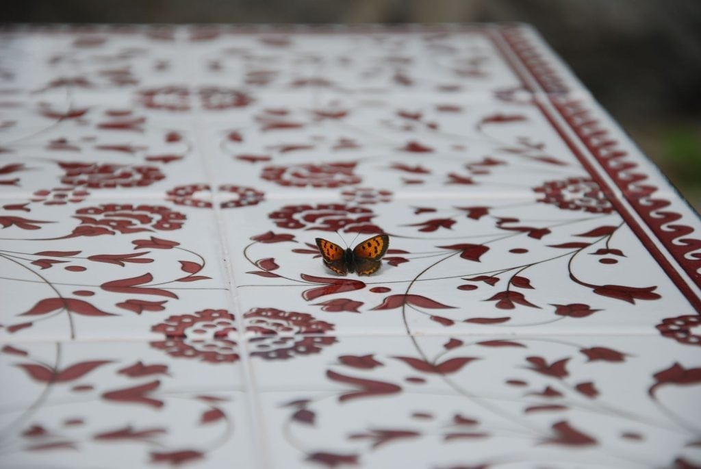 Smidesbord Palestina med rött kakel utemöbler