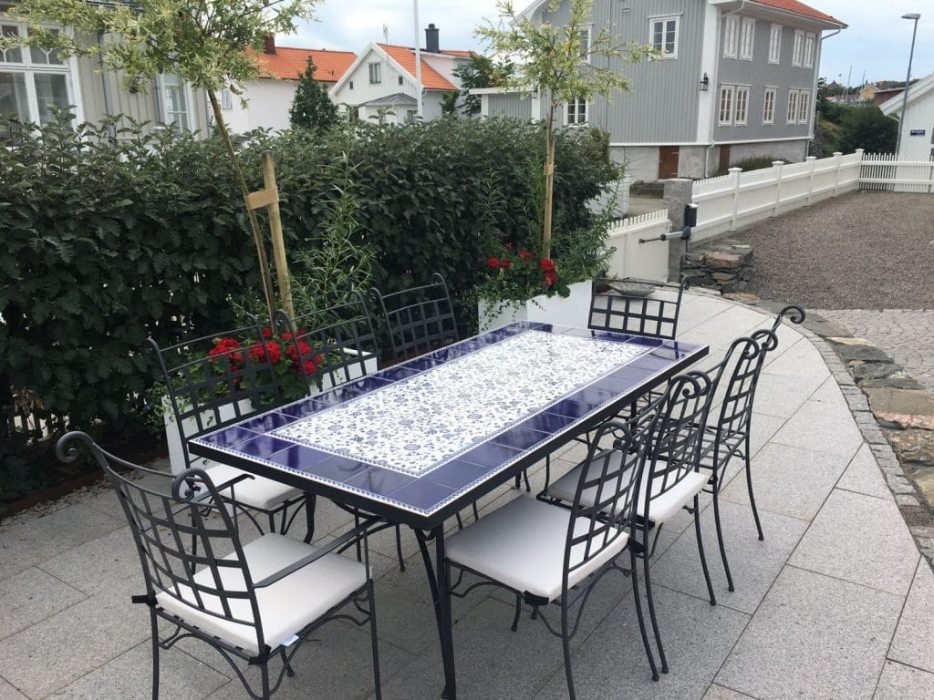 kakelbord smidesbord och Piazza smidesstolar för medelhavsträdgården