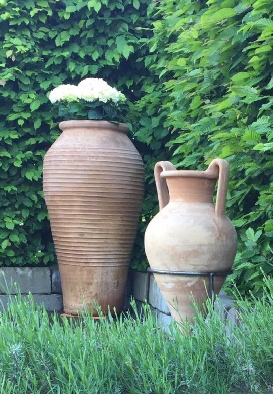 Mnoan amfora vacker trädgårdsdesign i terracotta och medelhavsträdgård