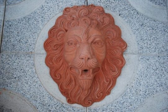 Vattenspel Italienskt lejon maschera leoneansikte av terracotta från Impruneta, Italien