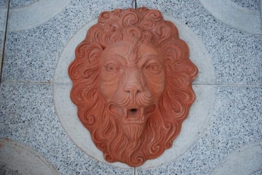 Lejon dekoration Vattenspel Italienskt lejon maschera leoneansikte av terracotta från Impruneta, Italien