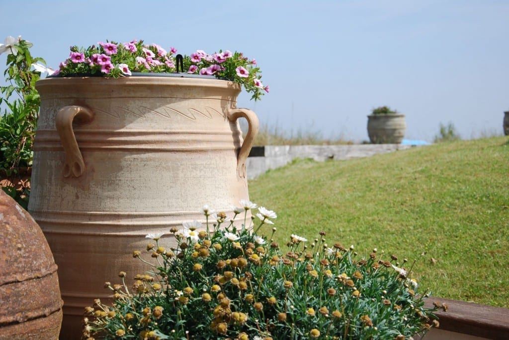 Cadabra Minoan stora urnor och pithos i handdrejad terracotta