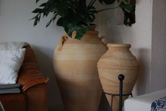Pithos stora handdrejade urnor Kreta interior garden design