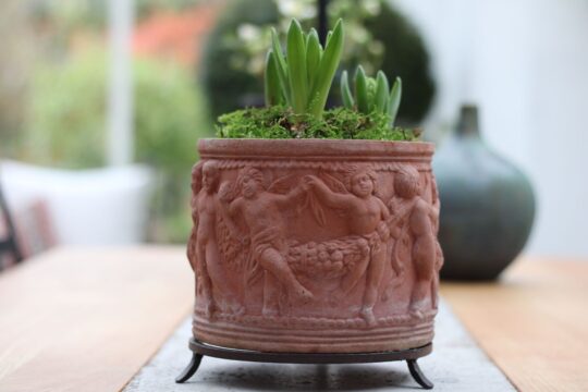 Italienska Terracottakrukor med puttisar vaso con putti