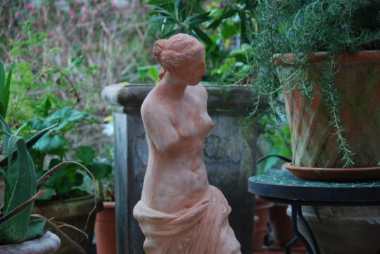 Venus di Milo Italiensk staty i terrakotta interior garden design trädgårdskonst