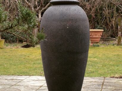 hög svart urna olivo gigante stora frosttåliga cadabra krukor interior design