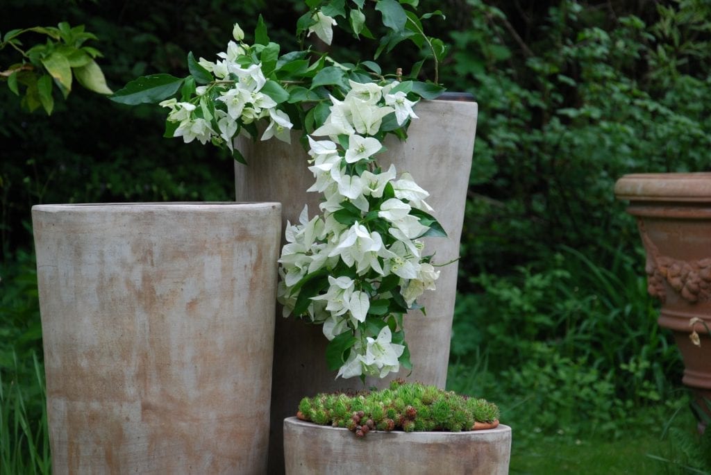 Vaso Cono Lungo Plain stora höga krukor i handgjord terrakotta i modern Italiensk design