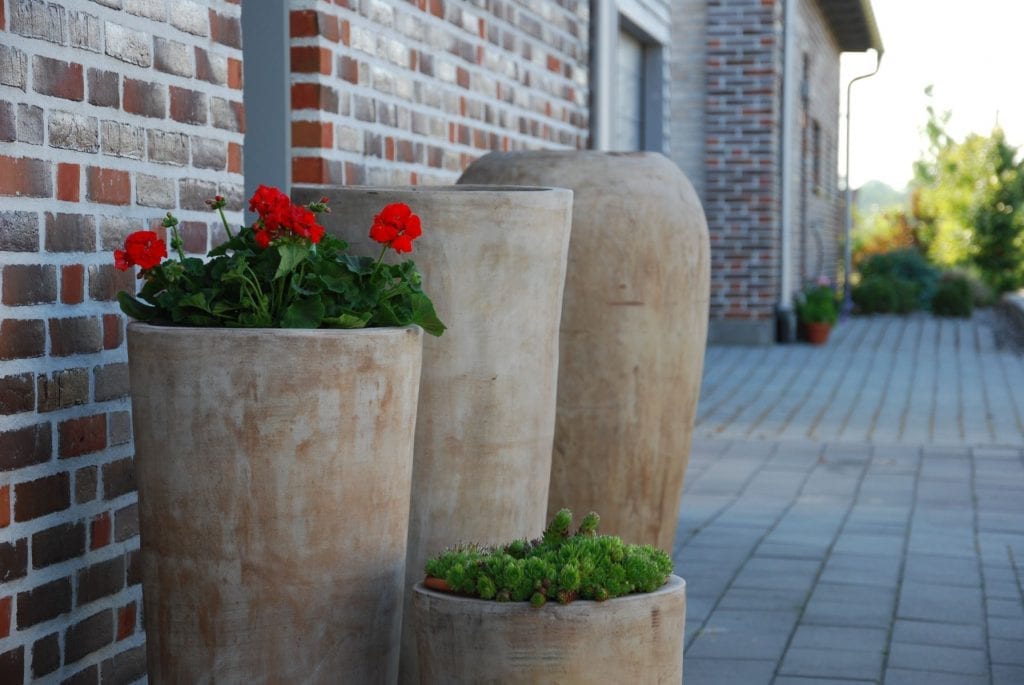 Vaso Cono Lungo Plain höga krukor i terrakotta gardendesign4