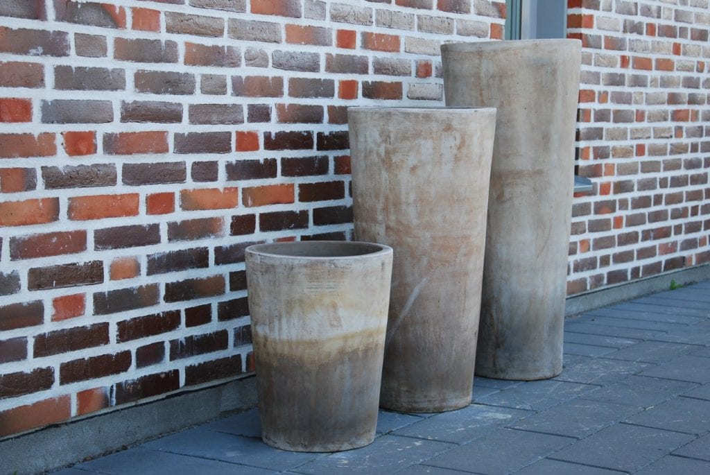 Vaso Cono Lungo Plain höga krukor i terrakotta gardendesign5