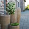 Vaso Cono Lungo Scratch höga krukor i terrakotta gardendesign