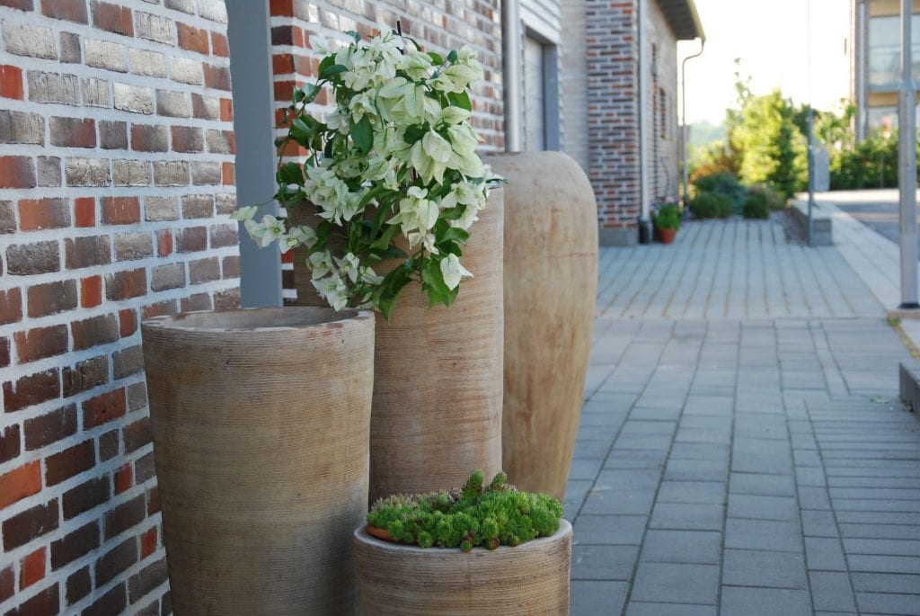 Vaso Cono Lungo Scratch höga krukor i terrakotta gardendesign