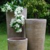 Vaso Cono Lungo Scratch höga stora utekrukor i terrakotta för trådgården i modern design
