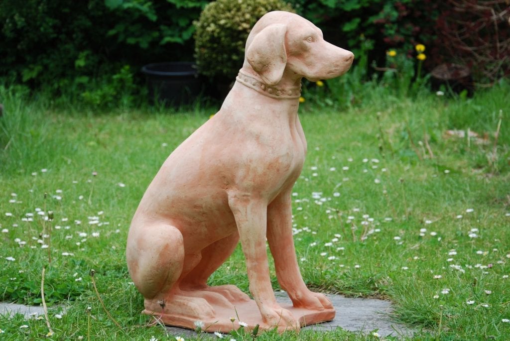 Hundstaty i terrakotta handgjord trädgårdskonst från Italien