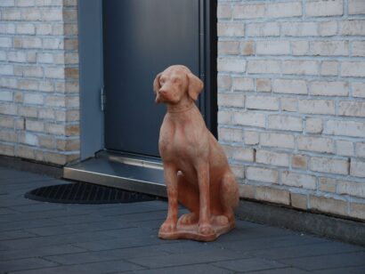 Hundstaty i terrakotta från Italien