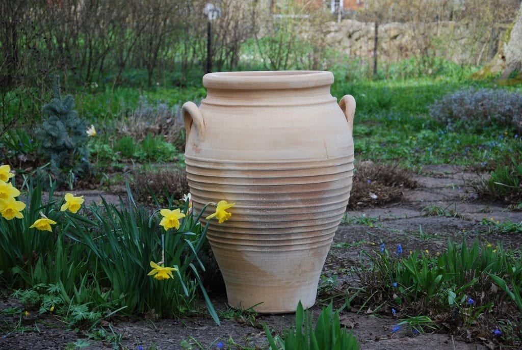 Michalis handdrejad frosttålig stor urna från Kreta interiordesign utekrukor trädgårdskrukor kärl