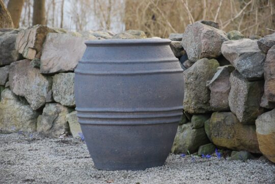 Stor svart urna Knossos frosttåliga utekrukor och urnor för trädgård